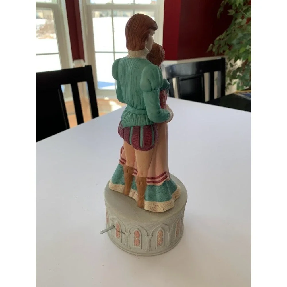 Enesco Romeo & Juliet Porcelain Music Box Karen Hahn 1988‎ Vintage SHIPS FAST!